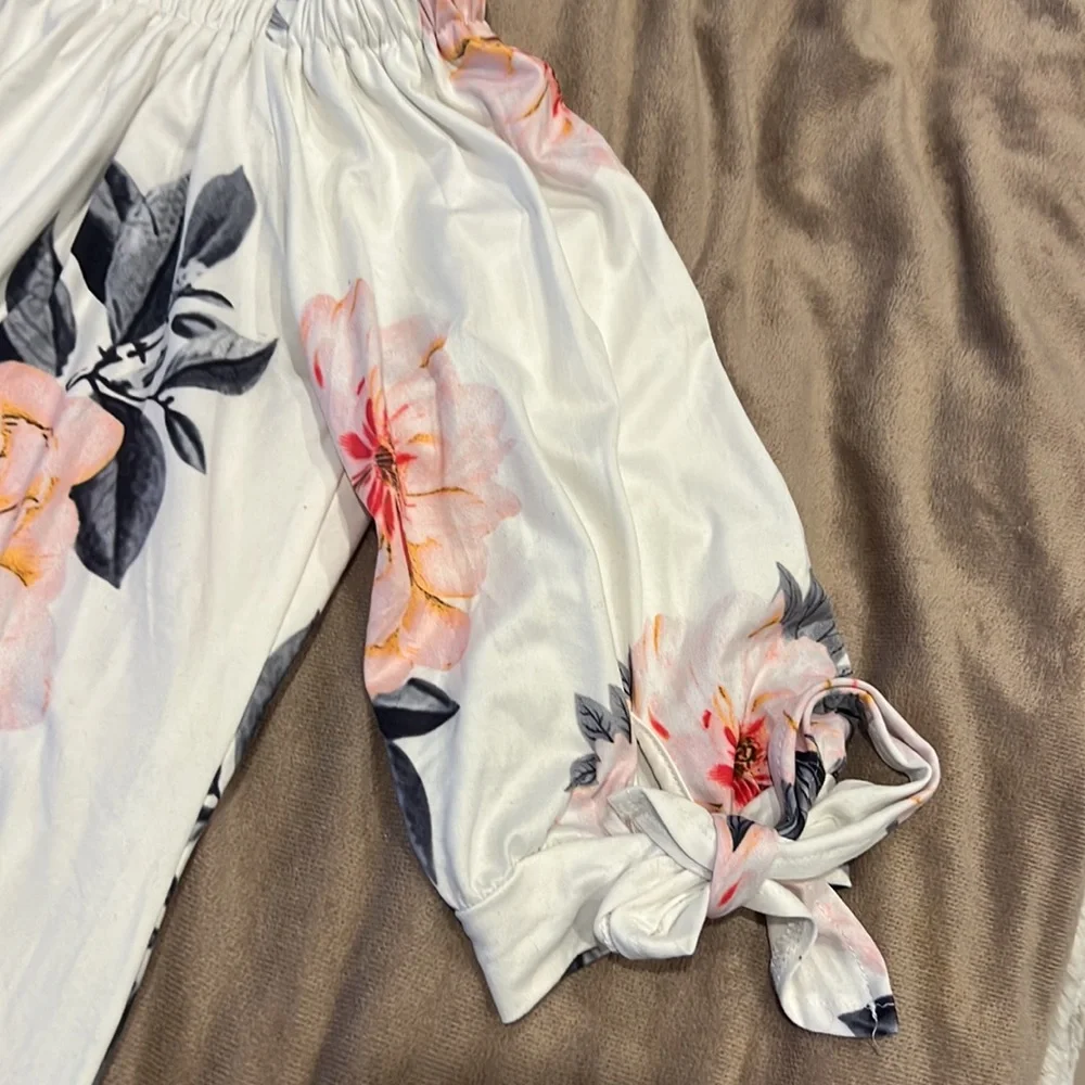 Size large floral off the shoulder, ties on the 3/4 sleeve - Picture 3 of 4